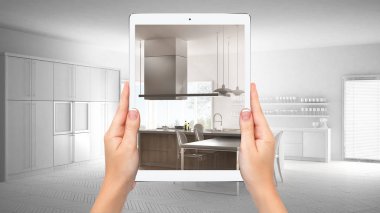 Modern beyaz ve ahşap mutfak gösteren eller tutma tablet, toplam boş proje arka plan, artırılmış gerçeklik konsepti, uygulama mobilya ve iç tasarım ürünleri simüle etmek