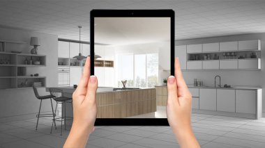 Modern beyaz ve ahşap mutfak gösteren tablet tutan eller. Blueprint Cad skeç arka plan, artırılmış gerçeklik kavramı, uygulama mobilya ve iç tasarım ürünleri simüle etmek