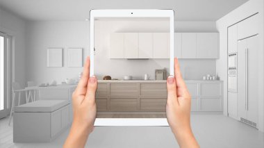 Modern beyaz ve ahşap mutfak gösteren eller tutma tablet, toplam boş proje arka plan, artırılmış gerçeklik konsepti, uygulama mobilya ve iç tasarım ürünleri simüle etmek