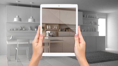 Modern beyaz ve ahşap mutfak gösteren eller tutma tablet, toplam boş proje arka plan, artırılmış gerçeklik konsepti, uygulama mobilya ve iç tasarım ürünleri simüle etmek