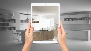 Modern beyaz ve ahşap mutfak gösteren eller tutma tablet, toplam boş proje arka plan, artırılmış gerçeklik konsepti, uygulama mobilya ve iç tasarım ürünleri simüle etmek