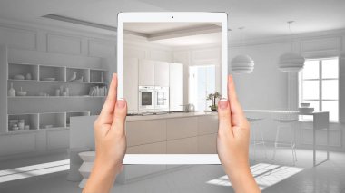 Modern beyaz ve ahşap mutfak gösteren eller tutma tablet, toplam boş proje arka plan, artırılmış gerçeklik konsepti, uygulama mobilya ve iç tasarım ürünleri simüle etmek