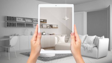 Modern mutfak ve oturma odası, toplam boş proje arka plan, artırılmış gerçeklik konsepti, uygulama mobilya ve iç tasarım ürünleri simüle gösteren eller tutma tablet