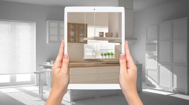 Modern beyaz ve ahşap mutfak gösteren eller tutma tablet, toplam boş proje arka plan, artırılmış gerçeklik konsepti, uygulama mobilya ve iç tasarım ürünleri simüle etmek
