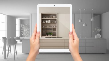 Modern beyaz ve ahşap mutfak gösteren eller tutma tablet, toplam boş proje arka plan, artırılmış gerçeklik konsepti, uygulama mobilya ve iç tasarım ürünleri simüle etmek