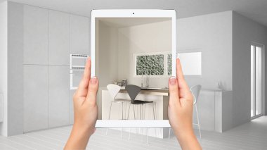 Modern beyaz ve ahşap mutfak gösteren eller tutma tablet, toplam boş proje arka plan, artırılmış gerçeklik konsepti, uygulama mobilya ve iç tasarım ürünleri simüle etmek