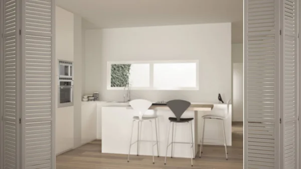 Λευκό άνοιγμα πτυσσόμενη πόρτα στη σύγχρονη λευκή κουζίνα με νησί, σκαμπό, κορδέλα παράθυρο και παρκέ δάπεδο, λευκό εσωτερικό σχεδιασμό, αρχιτεκτονική έννοια σχεδιαστής, θαμπάδα φόντο — Φωτογραφία Αρχείου