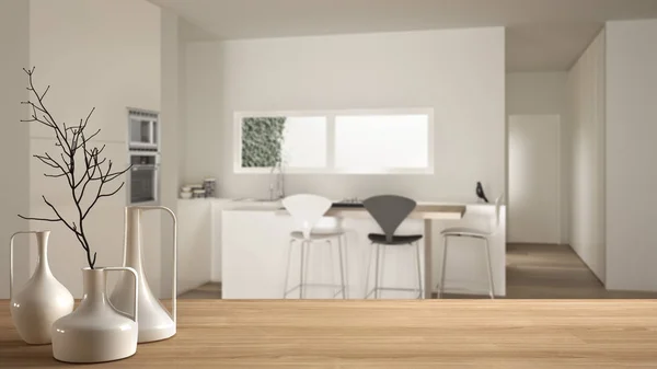 Bordsskiva av trä eller hylla med minimalistiska moderna vaser över suddig modernt vitt kök med trädetaljer och parkettgolv, minimalistisk inredning och design — Stockfoto