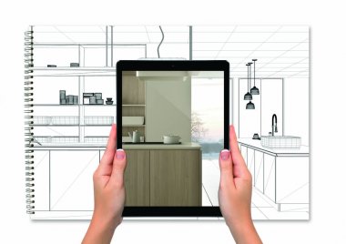 Modern beyaz ve ahşap mutfak gösteren tablet tutan eller. Blueprint Cad skeç arka plan, artırılmış gerçeklik kavramı, uygulama mobilya ve iç tasarım ürünleri simüle etmek