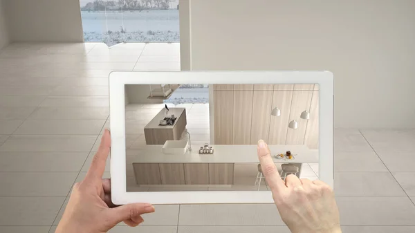 Concepto de realidad aumentada. Tableta de mano con aplicación AR utilizada para simular muebles y productos de diseño en interiores vacíos con piso de cerámica, cocina blanca moderna — Foto de Stock