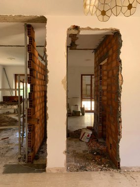 Şantiye, inşaat halindeki sanayi boş alan, kırmızı tuğla duvar, mimari zemin çalışma araçları, devam ediyor