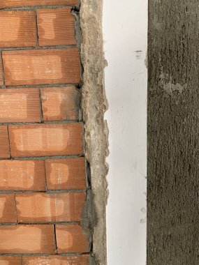 Kırmızı tuğla doku. Büyük kırmızı tuğla duvar, doğal kusurları, çizikler, çatlaklar, yarıklar, cips, toz, pürüzlülük ile Avrupa tuğla. Çimento beton duvar ve eski sıva.