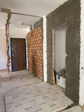 Şantiye, inşaat halindeki sanayi boş alan, kırmızı tuğla duvar, mimari zemin çalışma araçları, devam ediyor