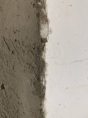 Doğal kusurları, çizikler, çatlaklar, yarıklar, cips, toz, pürüzlülük ile Duvar dokusu. Çimento beton duvar ve eski sıva.