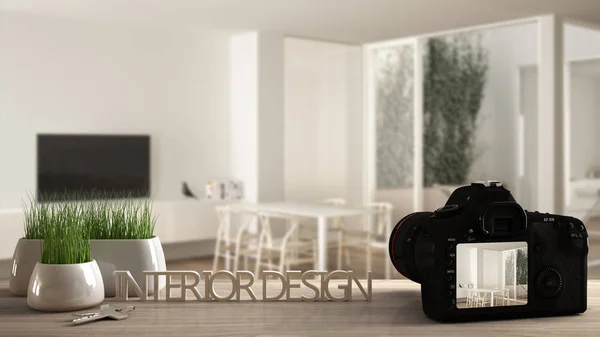 Arquiteto fotógrafo designer conceito desktop, câmera na mesa de trabalho de madeira com tela mostrando projeto de design de interiores, cena turva no fundo, modelo de ideia de cozinha moderna — Fotografia de Stock
