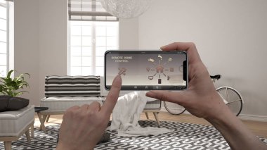 Uzaktan ev kontrol sistemi dijital akıllı telefon tablet. Aygıt app simgeleri ile. İç mimari tasarım arka planda minimalist beyaz ve ahşap oturma odası