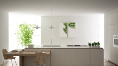Modern temiz çağdaş beyaz mutfak, sandalye, bambu ve saksı bitkileri, büyük pencere ve ringa kemiği parke zemin, minimalist iç tasarım ile ahşap yemek masası