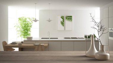 Ahşap masa üstü veya bulanık modern beyaz mutfak ahşap detayları ve parke zemin, minimalist mimari iç tasarım üzerinde minimalist modern vazo ile raf