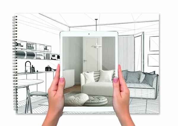 Mãos segurando tablet mostrando sala de estar, notebook com esboço de planta em segundo plano, conceito de realidade aumentada, aplicação para simular móveis e produtos de design de interiores — Fotografia de Stock