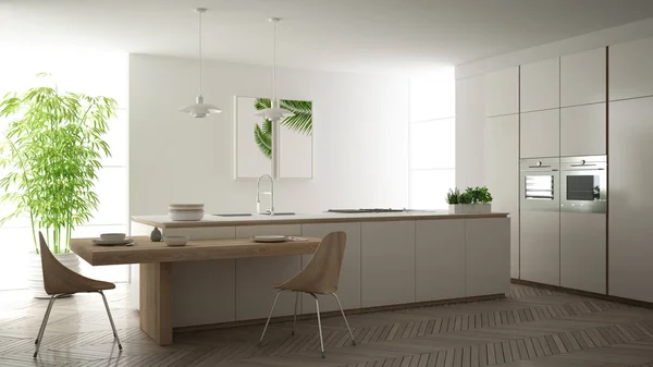 Moderna cocina blanca contemporánea limpia, isla y mesa de comedor de madera con sillas, bambú y plantas en maceta, ventana grande y suelo de parquet de espiga, diseño interior minimalista — Foto de Stock