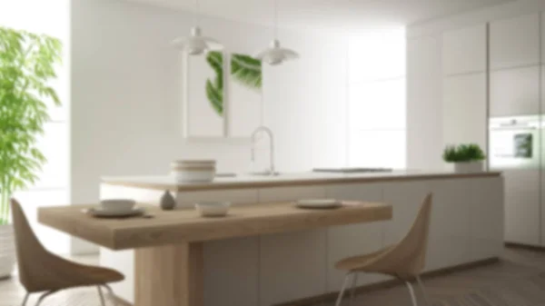 Blur háttér belső kialakítás, modern tiszta kortárs konyha, sziget és fa étkező asztal székekkel, bambusz növény, ablak és parketta padló, belsőépítészeti koncepció ötlet — Stock Fotó