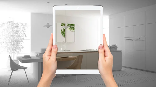 Tablette tenant les mains montrant la cuisine moderne blanche et en bois, fond total du projet vierge, concept de réalité augmentée, application pour simuler des meubles et des produits de design d'intérieur — Photo