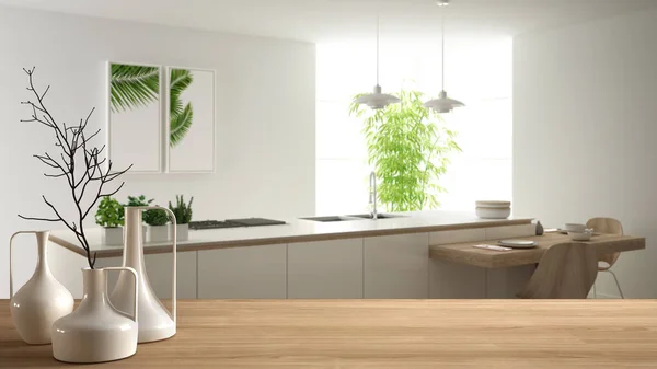 Dřevěná deska stolu nebo police s minimalistický moderní vázy nad rozmazané moderní bílá kuchyně s dřevěnými detaily a parketovou podlahou, minimalistickou architekturu interiéru — Stock fotografie
