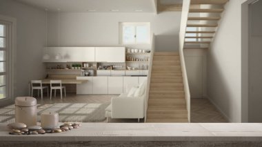 Ahşap vintage masa üst veya raf mumlar ve çakıl taşları ile, zen ruh hali, ahşap merdiven, parke zemin, beyaz mimari iç tasarım ile modern beyaz ve ahşap mutfak üzerinde