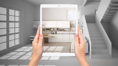 Modern beyaz ve ahşap mutfak gösteren eller tutma tablet, toplam boş proje arka plan, artırılmış gerçeklik konsepti, uygulama mobilya ve iç tasarım ürünleri simüle etmek