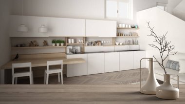 Ahşap masa üstü veya bulanık modern beyaz mutfak ahşap detayları ve parke zemin, minimalist mimari iç tasarım üzerinde minimalist modern vazo ile raf