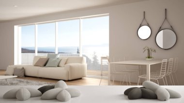 Beyaz masa, masa veya raf yıldız veya çiçek şeklinde beş yumuşak beyaz yastıklar ile, bulanık modern beyaz oturma odası üzerinde, minimalist mimari iç tasarım konsepti