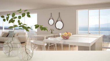 Hidroponik bitki ile cam vazo ile beyaz masa üst veya raf, süs, su bitki kökü, vazo dala, ev bitkisi, arka planda modern bulanık mutfak, iç tasarım