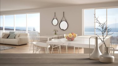 Ahşap masa üstü veya bulanık modern beyaz mutfak ahşap detayları ve parke zemin, minimalist mimari iç tasarım üzerinde minimalist modern vazo ile raf