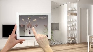 Akıllı uzaktan ev kontrol sistemi dijital tablet. Aygıt app simgeleri ile. Minimalist modern aydınlık oturma odası arka planda, mimari iç tasarım