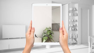 Modern küçük mutfak gösteren eller tutma tablet, toplam boş proje arka plan, artırılmış gerçeklik konsepti, uygulama mobilya ve iç tasarım ürünleri simüle etmek