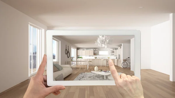 Concept de réalité augmentée. Tablette de maintien de la main avec application AR utilisée pour simuler des meubles et des produits de design à l'intérieur vide avec plancher en céramique, cuisine blanche moderne — Photo