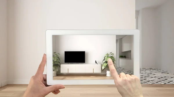 Concept de réalité augmentée. Tablette de maintien de la main avec application AR utilisée pour simuler des meubles et des produits de design à l'intérieur vide avec parquet, salon blanc avec cuisine — Photo