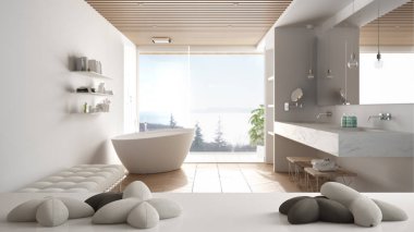 Beyaz masa, masa ya da raf üzerinde yıldız ya da çiçek şeklinde beş yumuşak beyaz yastık küvetli minimalist lüks banyo, minimalist mimari iç tasarım konsepti