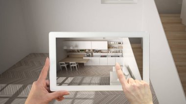 Artırılmış gerçeklik kavramı. Parke zemin, modern beyaz mutfak, üst görünüm ile boş iç mobilya ve tasarım ürünleri simüle etmek için kullanılan Ar uygulaması ile el tutma tablet