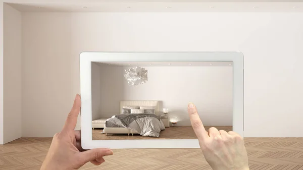 Conceito de realidade aumentada. Tablet de mão com aplicação AR usado para simular móveis e produtos de design em interior vazio com piso em parquet, quarto de luxo com cama de casal — Fotografia de Stock