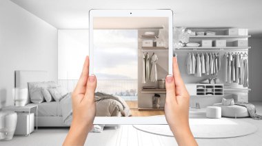 Büyük pencereli modern yatak odası nı gösteren el ele tablet, toplam boş proje arka planı, artırılmış gerçeklik konsepti, mobilya ve iç tasarım ürünlerini simüle etmek için uygulama