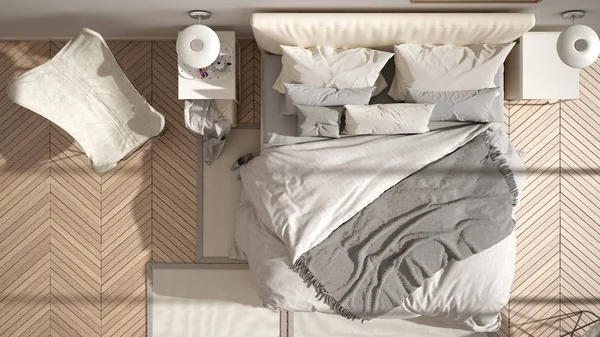 Modern vit minimalistisk sovrum, dubbelsäng med kuddar och filtar, fiskbensparkett golv, sängbord, fåtölj och matta. Arkitektur, inredningskoncept, toppvy — Stockfoto