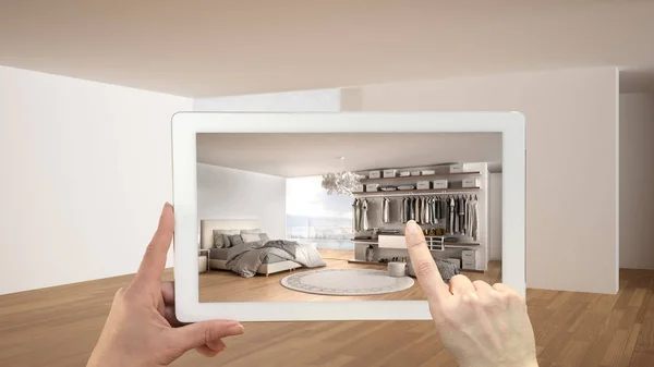 Augmented Reality concept. Hand vasthouden tablet met ar toepassing gebruikt voor het simuleren van meubels en design producten in lege interieur met parket, luxe slaapkamer met inloopkast — Stockfoto