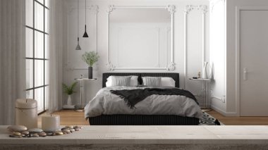 Mumlar ve çakıl taşları ile Ahşap vintage masa üst veya raf, zen ruh hali, halı ile modern beyaz ve gri yatak odası üzerinde, parke, sıva ile duvarlar, beyaz mimari iç tasarım