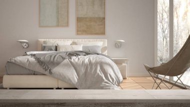 Ahşap vintage masa üst veya raf closeup, zen ruh, çift kişilik yatak, battaniye ve büyük panoramik pencere, beyaz mimari iç tasarım ile çağdaş minimalist yatak odası üzerinde