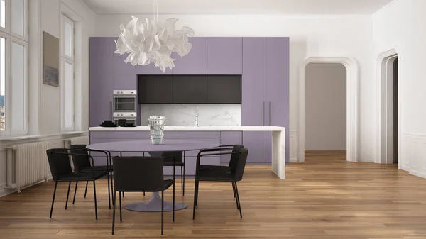 Минималистская фиолетовая и черная кухня в классической комнате с лепниной, паркетным полом, обеденным столом со стульями, мраморным островом и панорамными окнами. Современный дизайн интерьера — стоковое фото