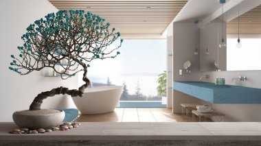 Çakıl ve saksı çiçek bonsai, beyaz çiçekler, küvet, modern iç tasarım, zen temiz mimari konsept fikir ile minimalist banyo üzerinde Vintage ahşap masa raf