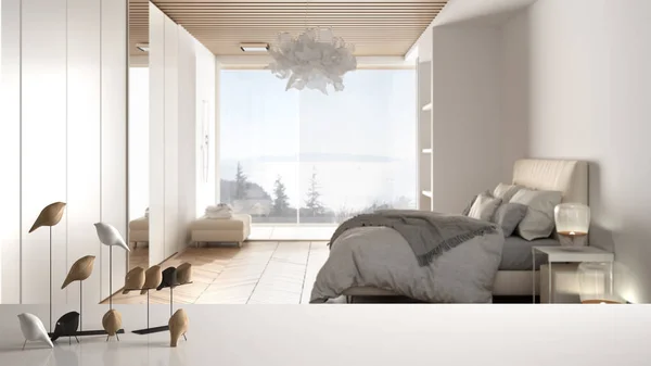Witte tafelblad of plank met minimalistische vogel ornament, Birdie Knick-Knack over wazig eigentijdse luxe slaapkamer met een tweepersoonsbed en een groot panoramisch raam, modern interieur — Stockfoto