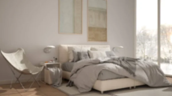 Diseño interior de fondo desenfoque: dormitorio minimalista, cama con almohadas y mantas, parquet, mesitas de noche y alfombra, gran ventana panorámica —  Fotos de Stock