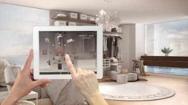 Dijital tablette akıllı uzaktan ev kontrol sistemi. Uygulama simgeleri içeren aygıt. Arka planda gömme dolap ile Minimalist modern parlak yatak odası, mimari iç tasarım